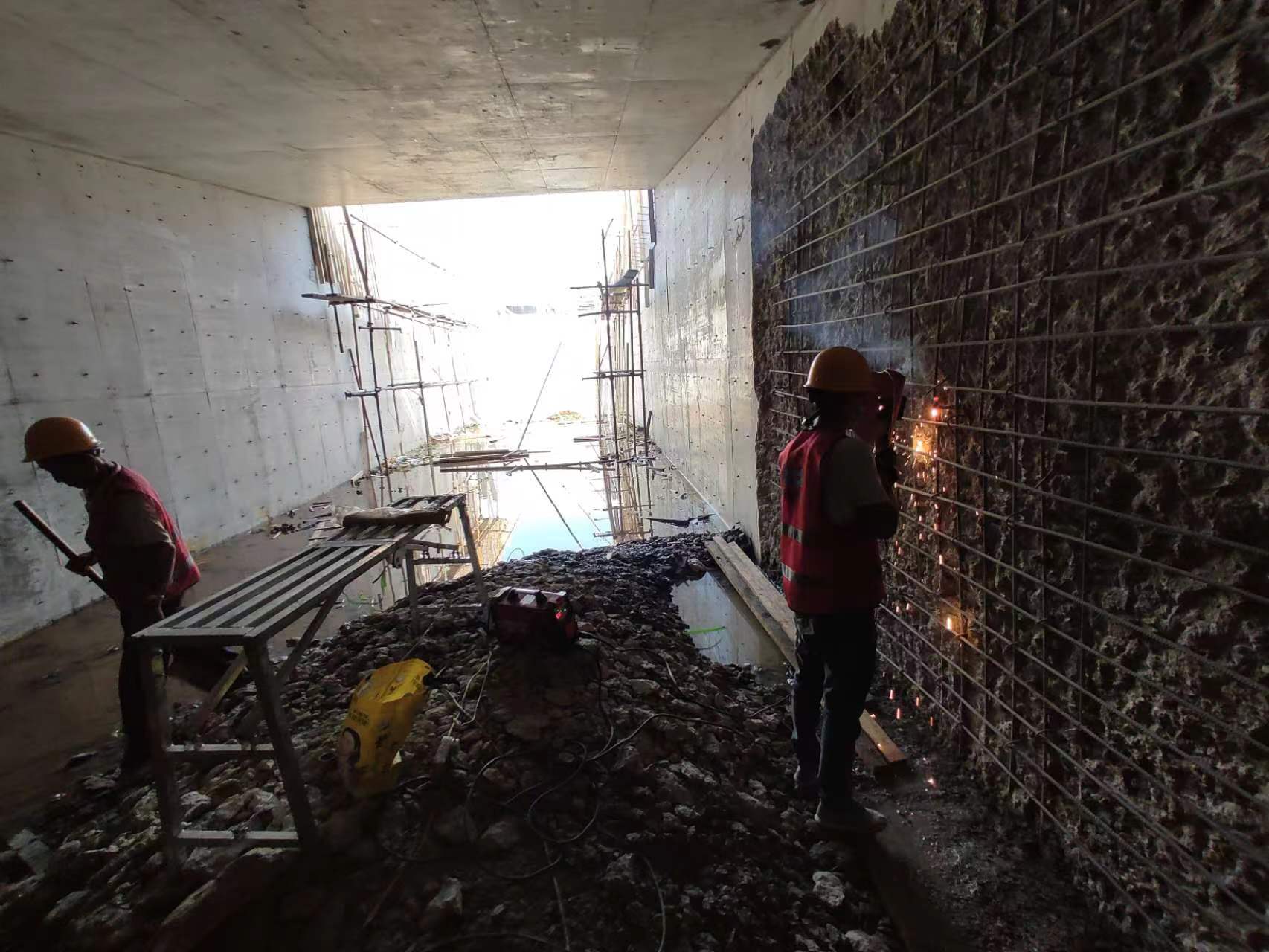 吉州挖断承重墙导致楼体开裂，加固施工方案出炉